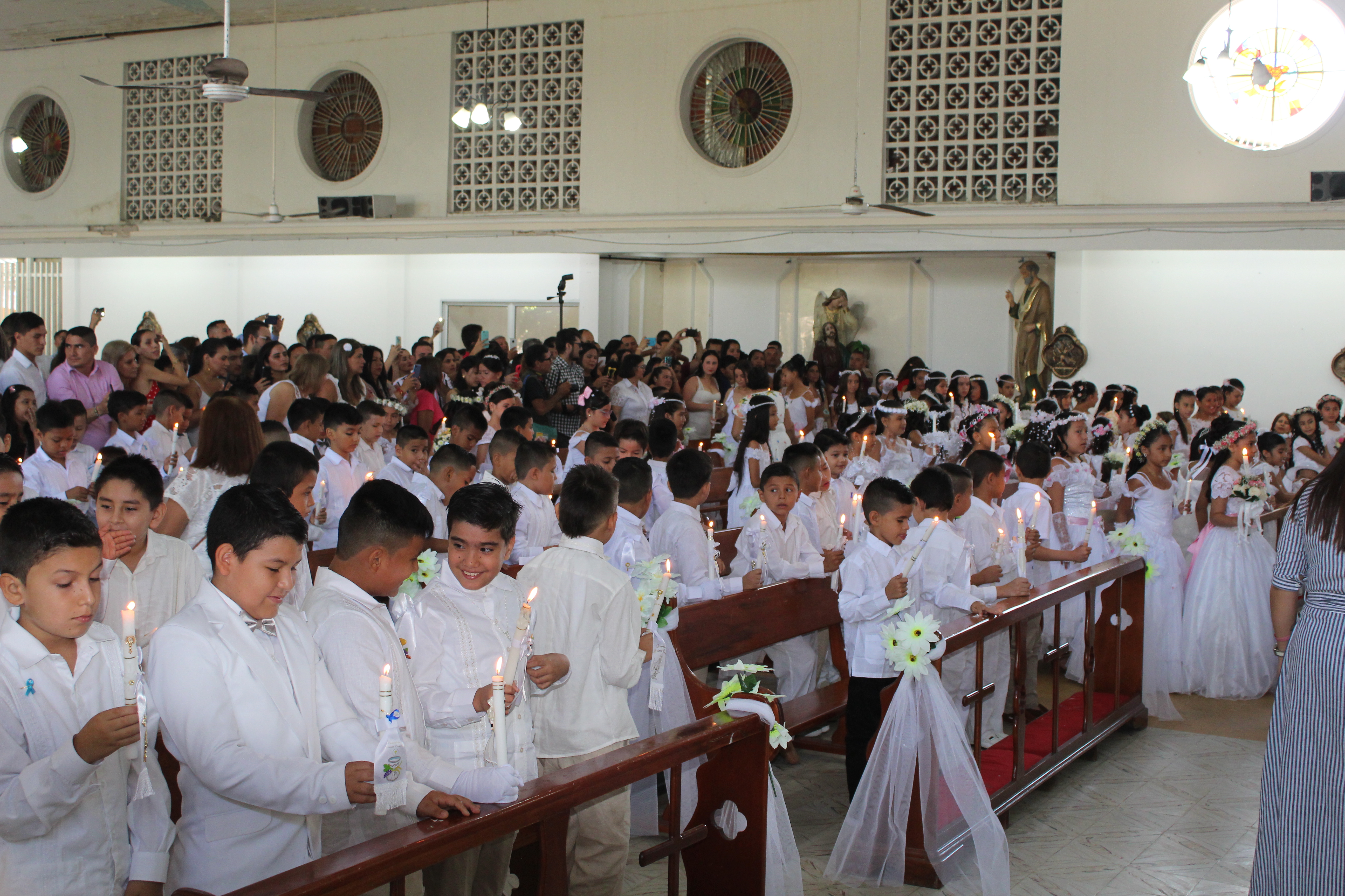 La ceremonia de Sacramento de Primera Comunión se adelantó en el aula múltiple de la institución educativa.